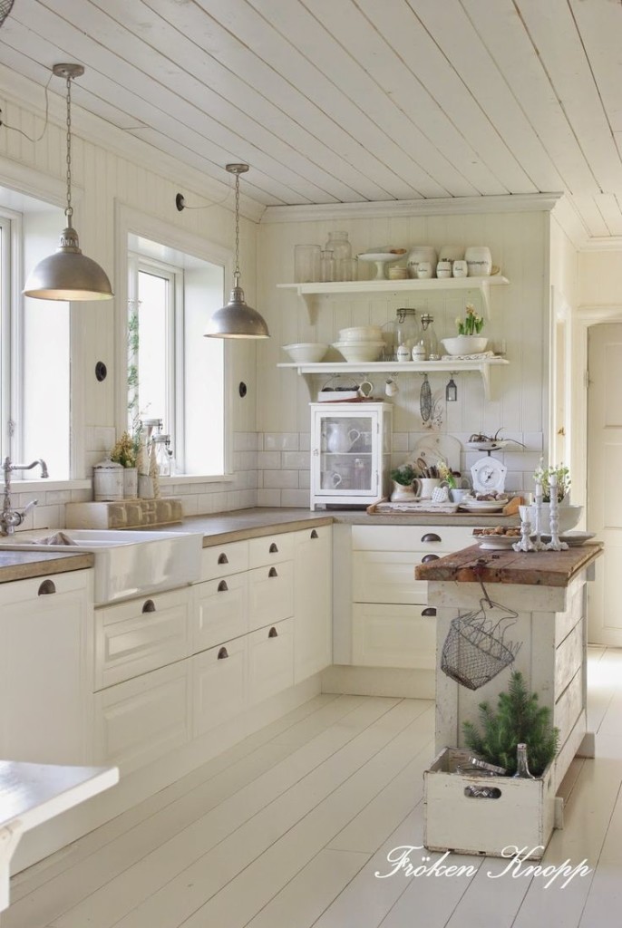 Cucina bianca con piano in legno