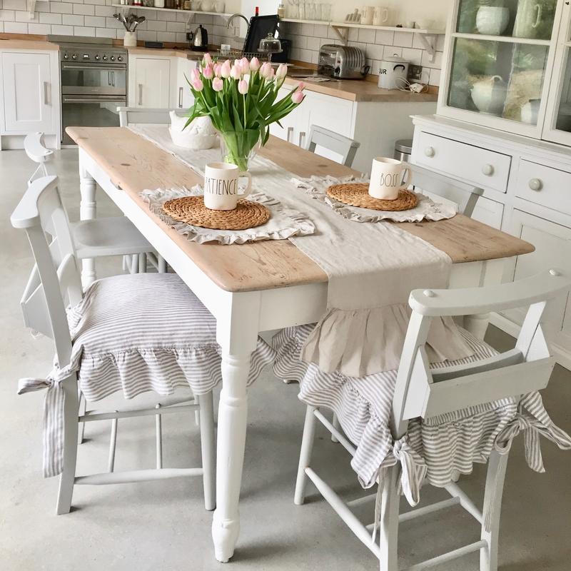 Tavolo bianco con piano in legno naturale