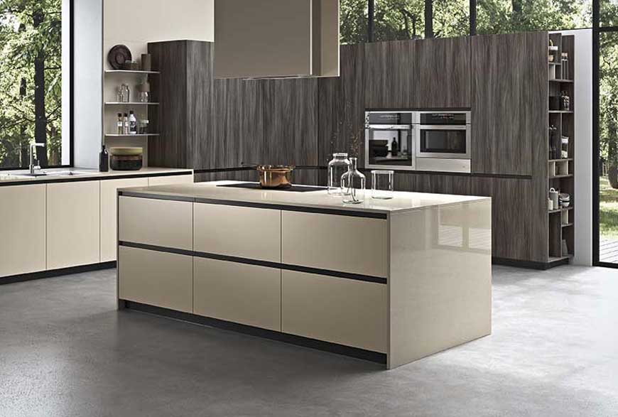 Cucina con isola operativa e piano cottura