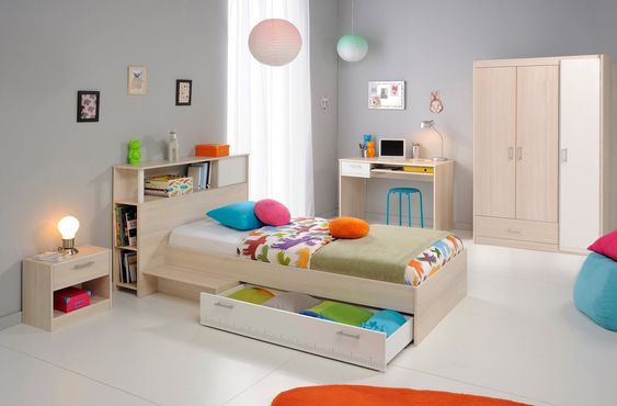 cameretta con letto con cassettone