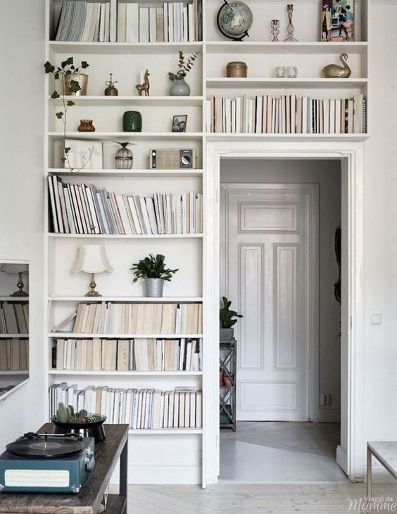 Libreria sopra la porta