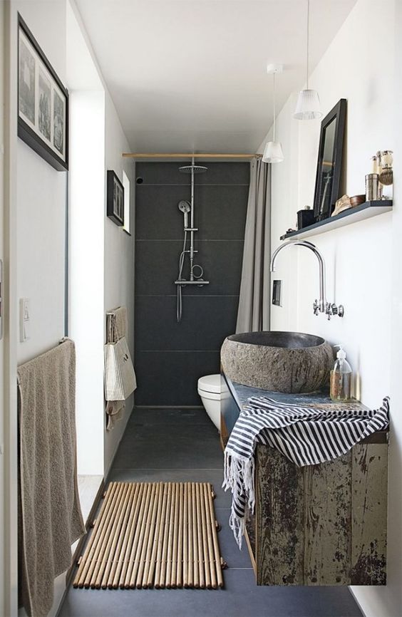 Arredamento per bagno lungo e stretto