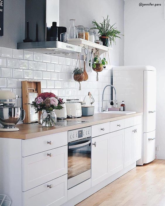 Esempio di cucina piccola in linea