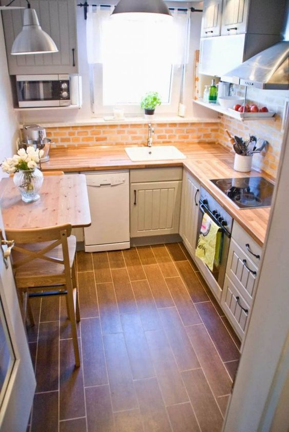 Cucina ad angolo con zona pranzo