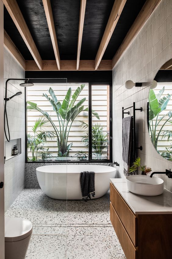 bagno con vasca e doccia