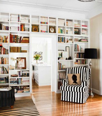 Libreria a ponte sopra porta