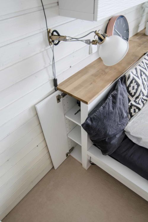 Libreria dietro il letto