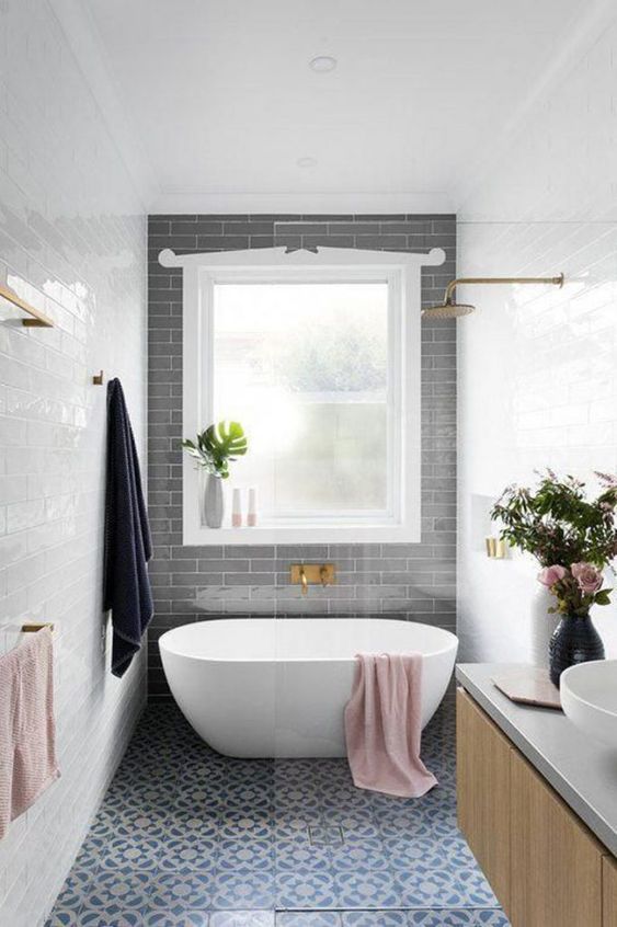 Vasca da bagno sotto finestra bagno lungo e stretto