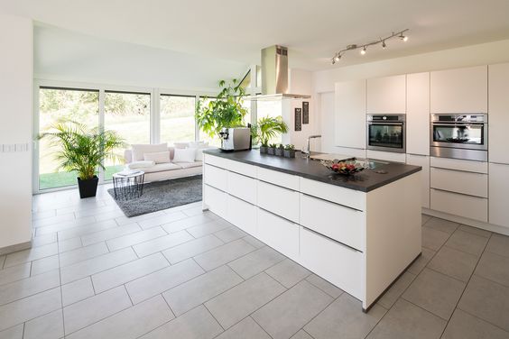 cucina moderna ampia con isola