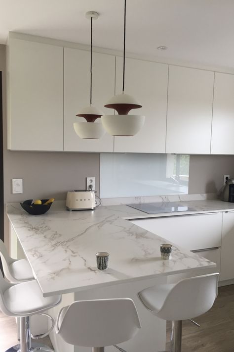 cucina con top in marmo bianco