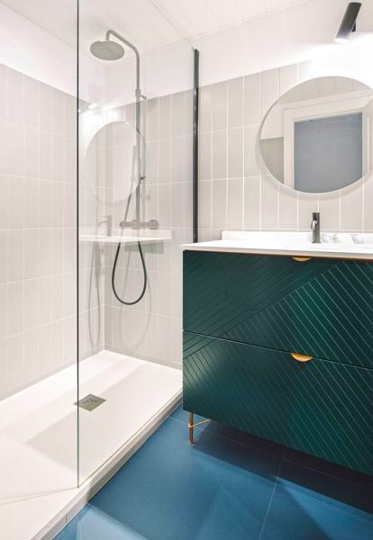 bagno con box doccia trasparente