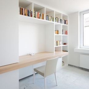 Scrivania con libreria