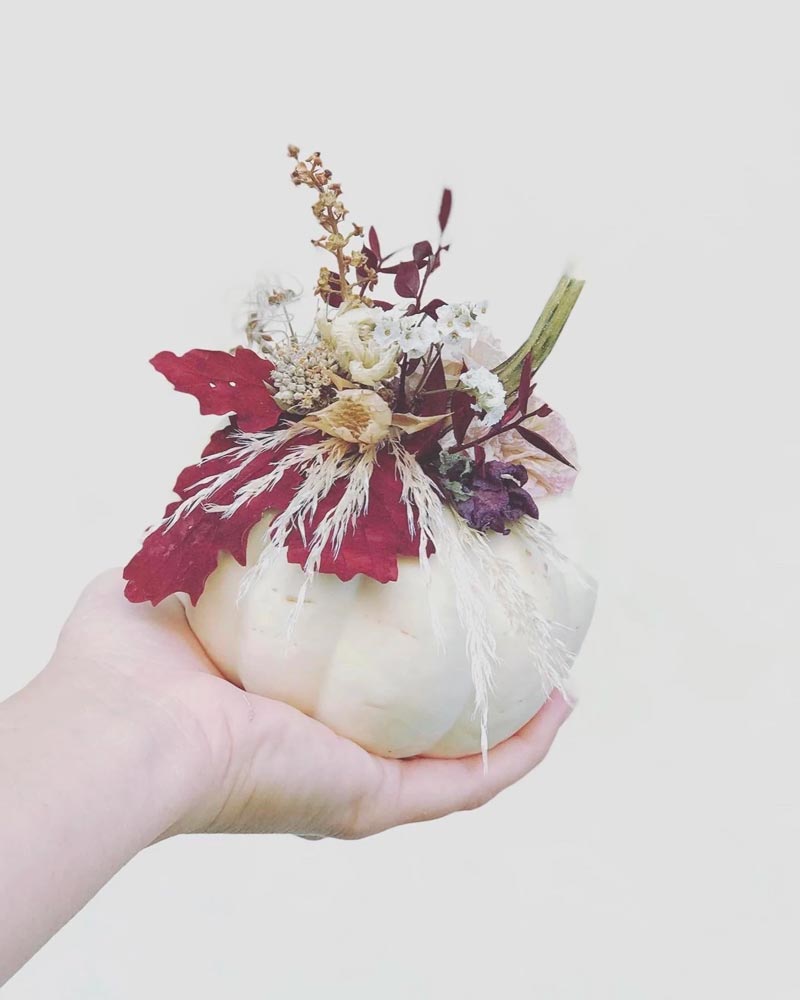 Decorare le zucche con i fiori secchi