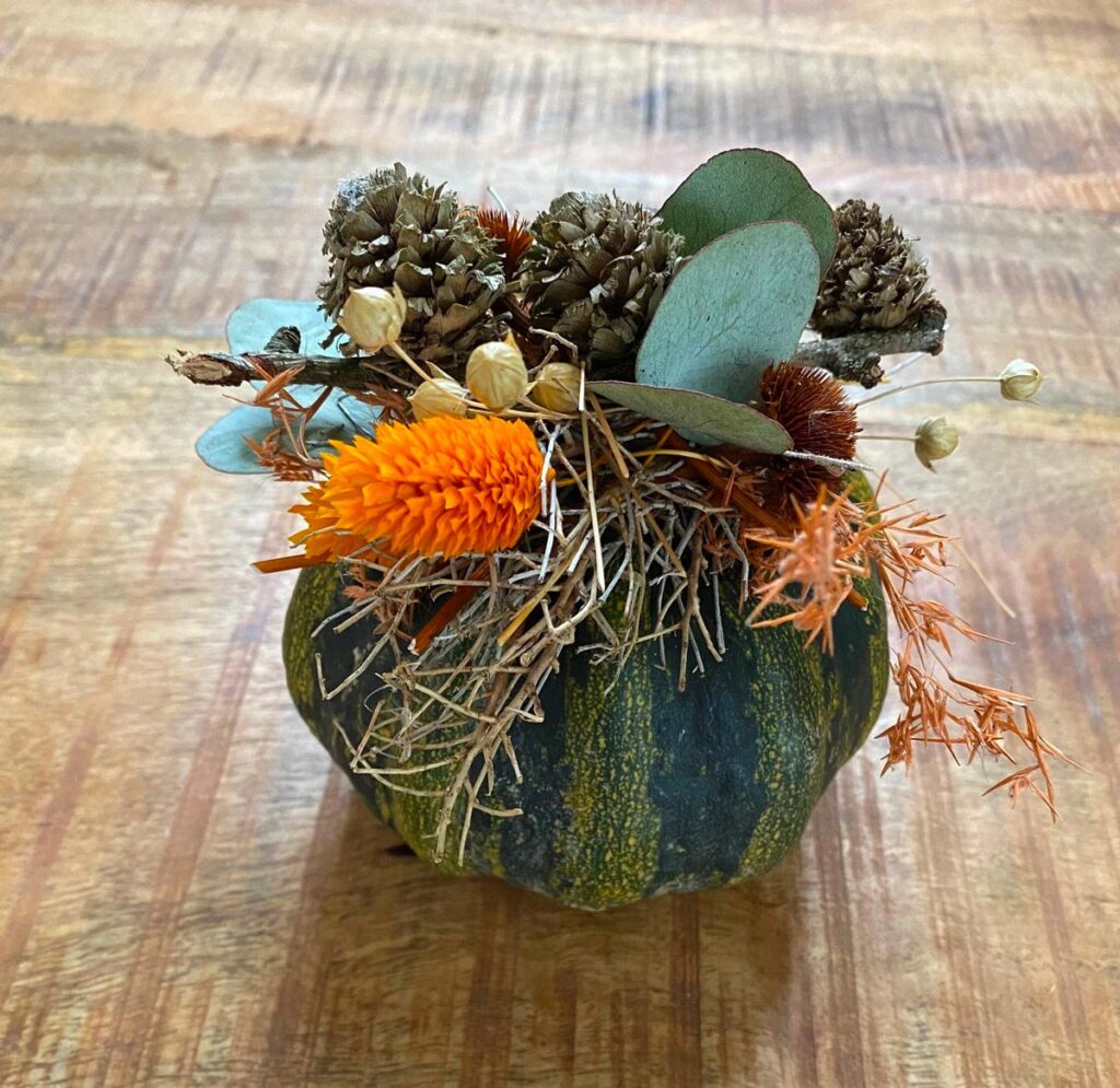 Zucca decorata con i fiori freschi