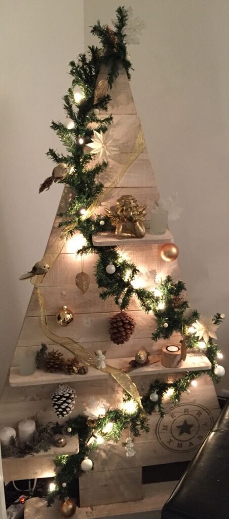 decorare casa con un albero di natale di riciclo