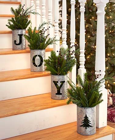 scala di casa addobbata con il fai da te per natale
