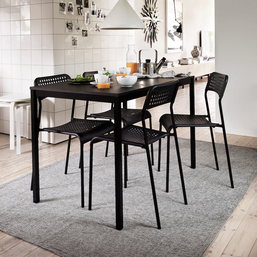 esempio di tappeto Ikea per sala da pranzo