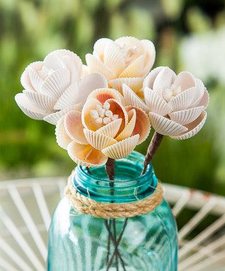 Fiori finti fatti con conchiglie