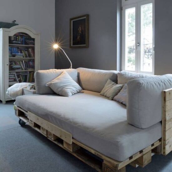 elegante divano realizzato con pallet