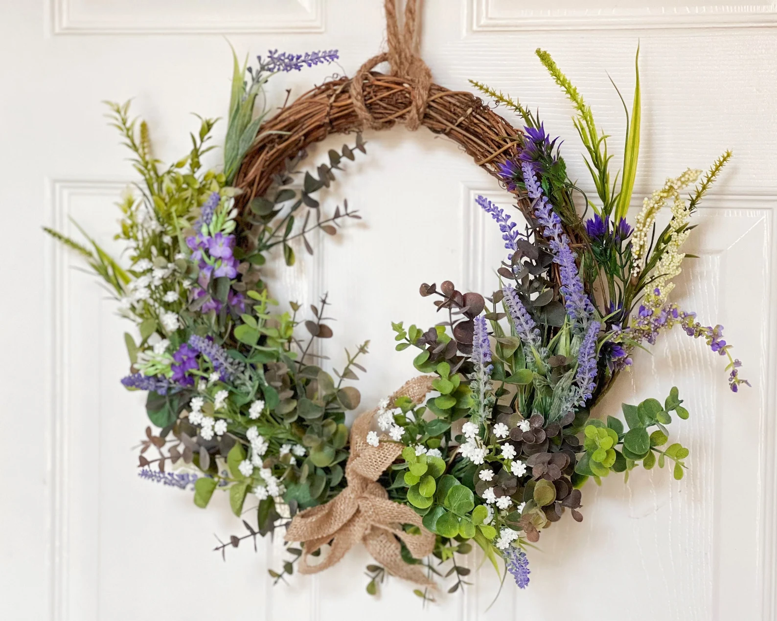 ghirlanda estiva di fiori per decorare l'ingresso di casa