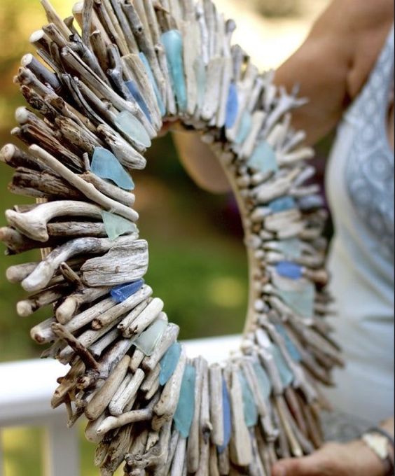 decorazione circolare con legnetti per parete