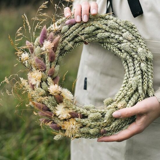 usare le spighe di grano per realizzare una ghirlanda