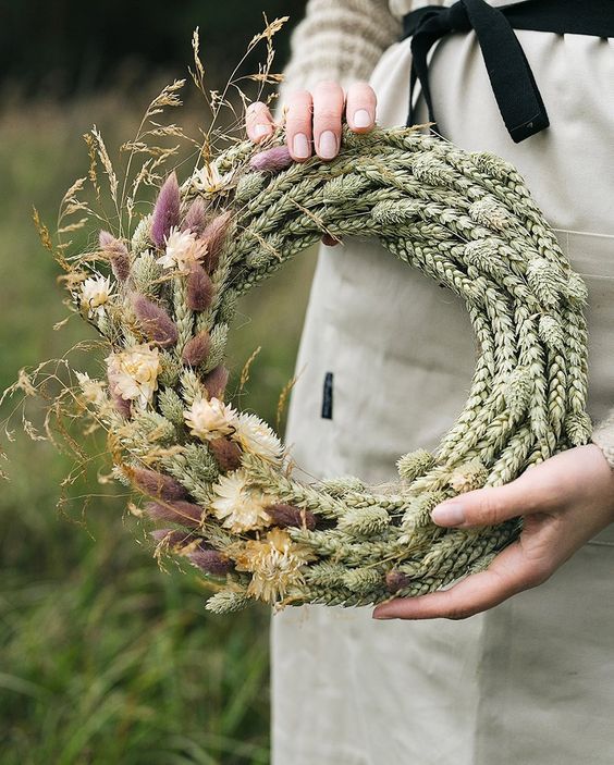 usare le spighe di grano per realizzare una ghirlanda
