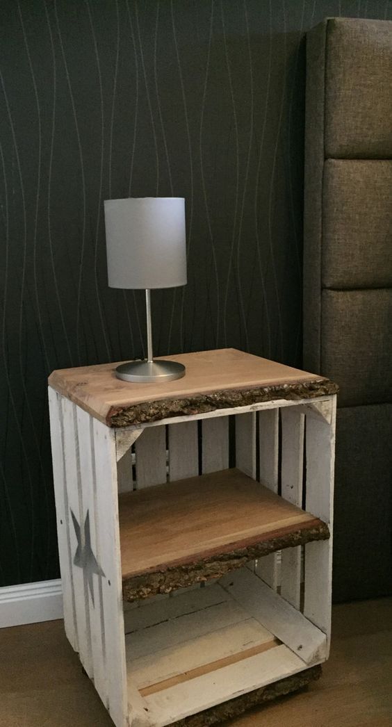 comodino con riciclo creativo cassette di legno