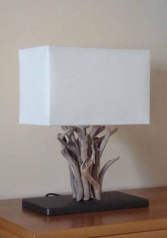 lampada da tavolo on base in legno di mare