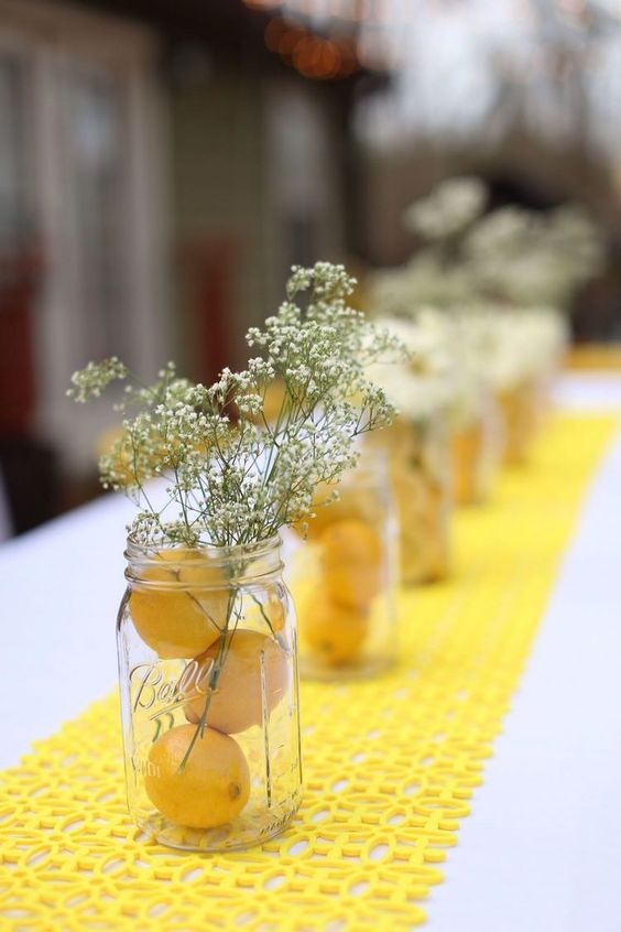 semplici centrotavola con limoni e fiori bianchi