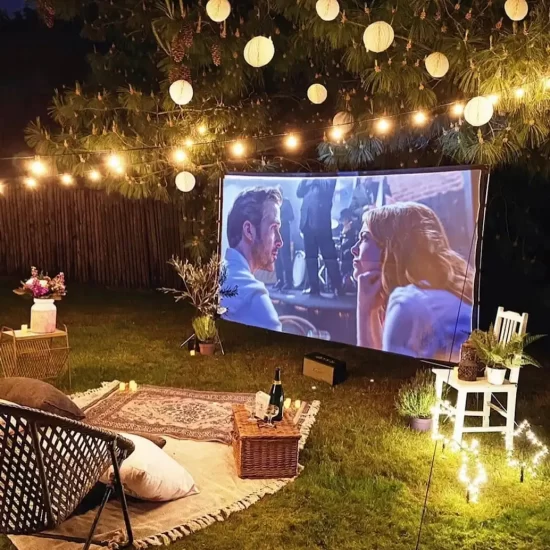scegliere la giusta illuminazione per il cinema nel giardino