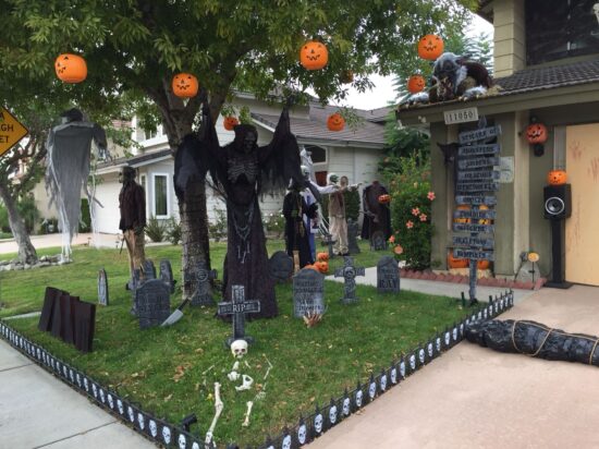 creare un cimitero nel giardino per halloween