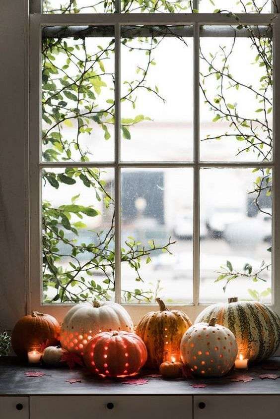 Davanzali finestre decorati per l'autunno